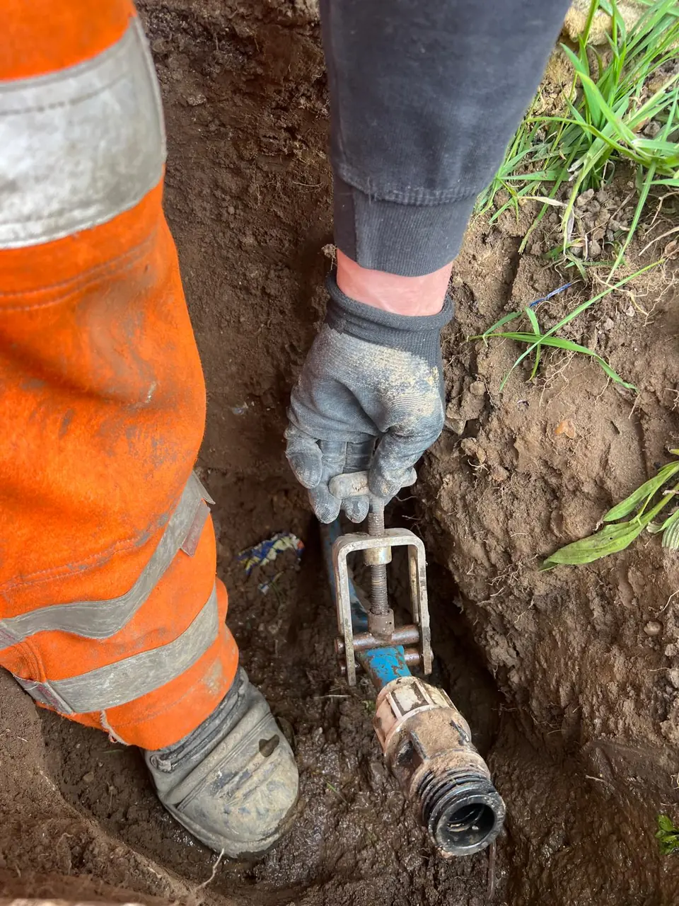 Specialist securing a new underground water connection